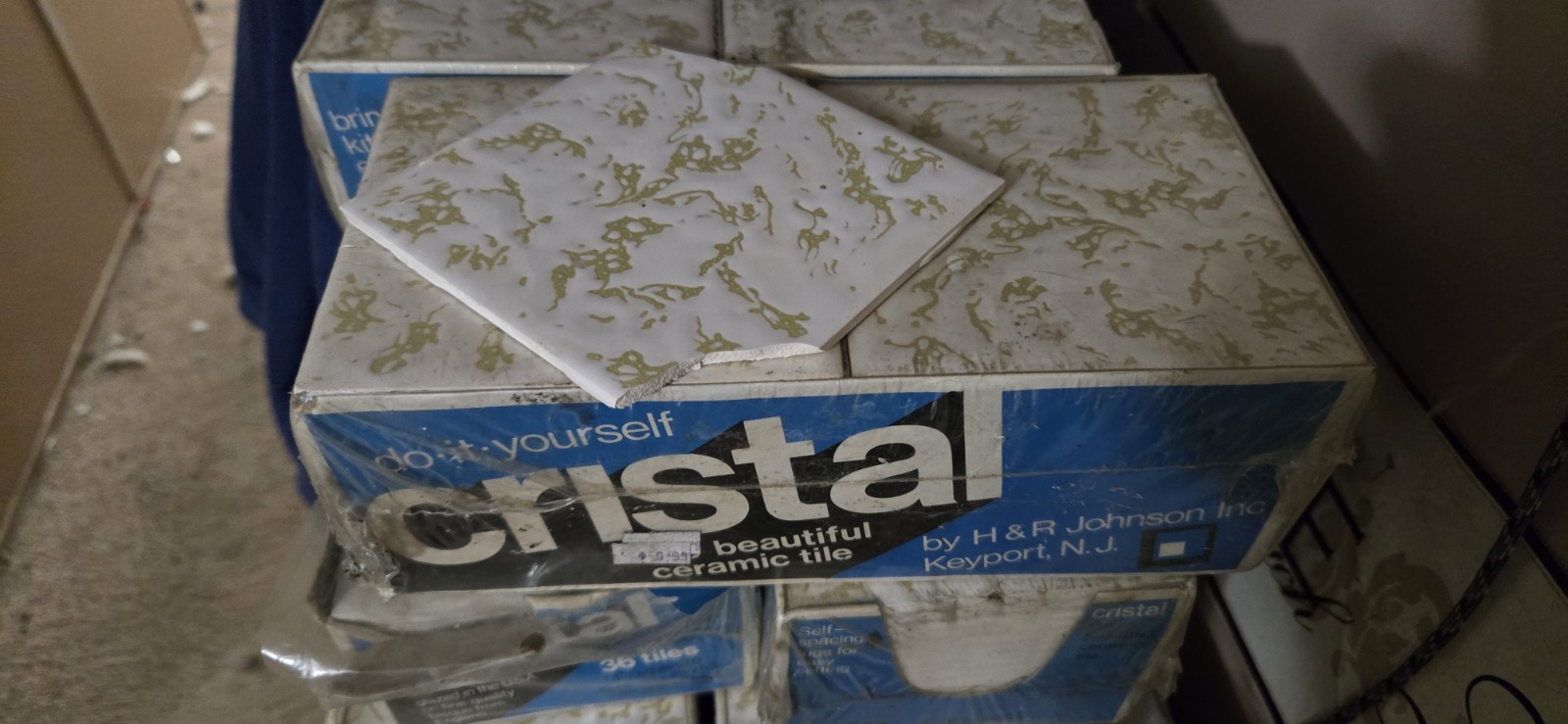 Cristal Glazed Ceramic Wall Tile 4 1/4 x 4 1/4, 36 Pack, White/Gold $175pr Box