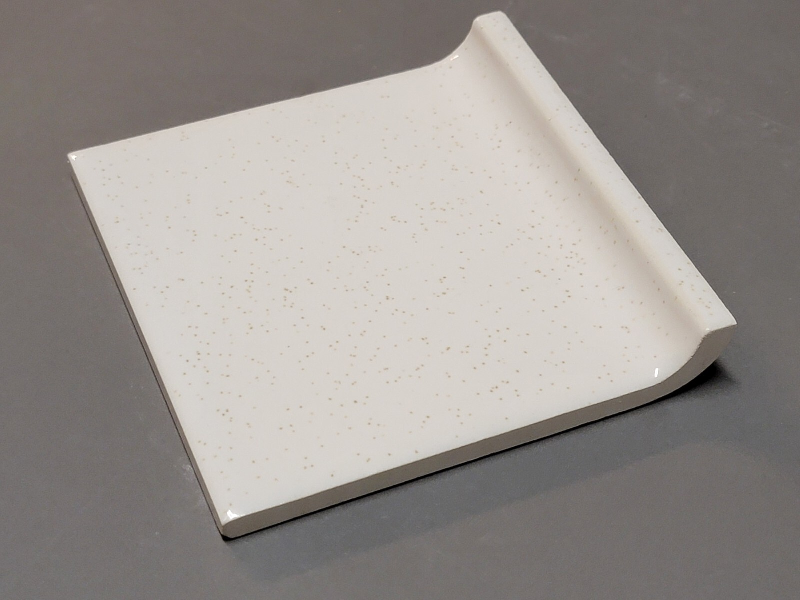 Vtg. 1960s Tilecrest Ceramic Cove Edge Tile 4 1/4″ White Gold Flake Glossy NEW