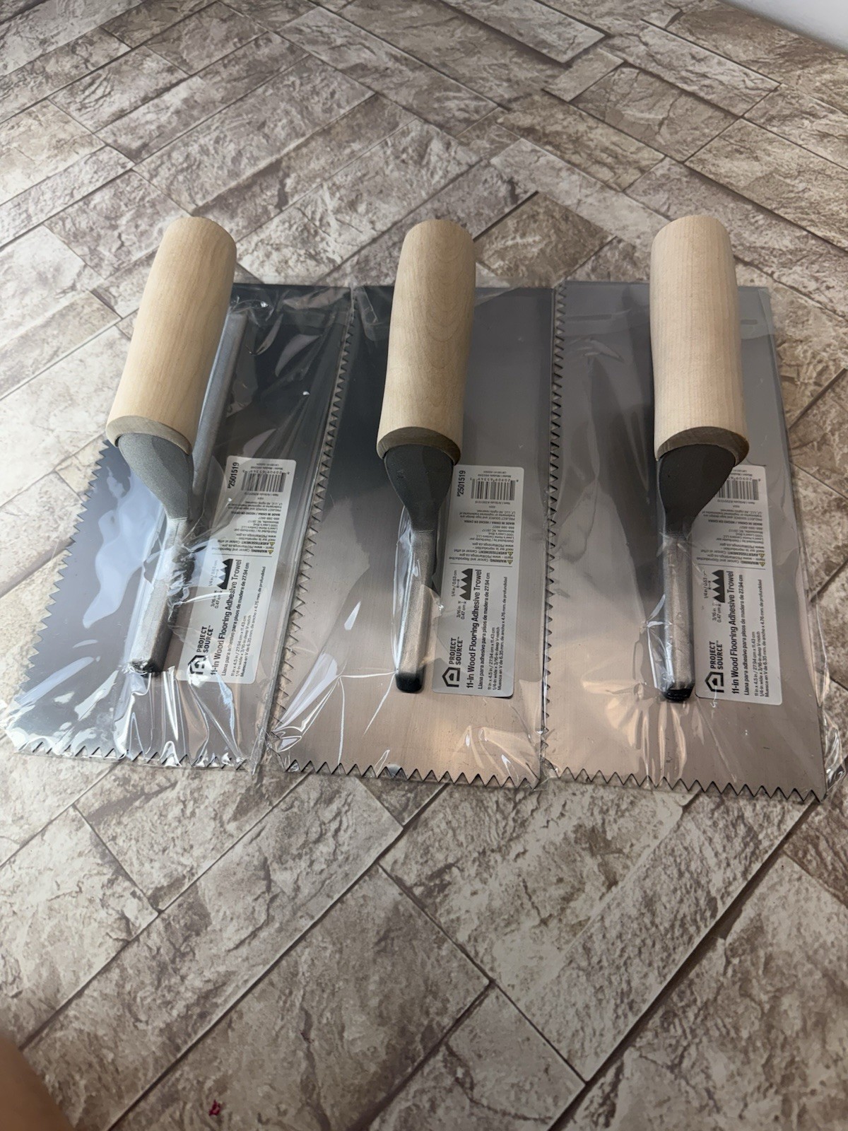 Lot 3 – Wood Flooring Adhesive 1/4 in. x 3/16 in. V-Notch Trowel New