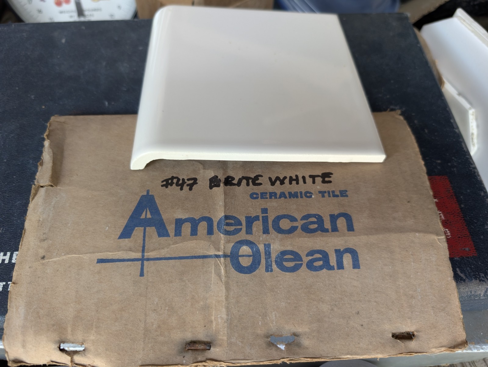 1 pc Vintage American Olean Gloss Brite White #47 Tile Mud Bullnose 6″x6″ A3602