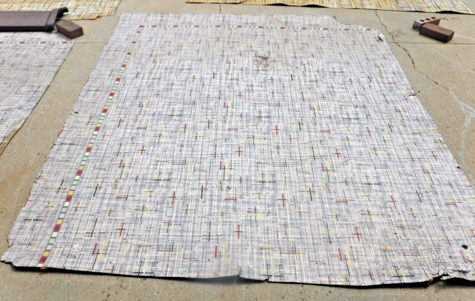 VTG~LINOLEUM FLOORING~LARGE PIECE~75″X85″~1950-60~MOVIE SET~MCM~GRAY GRID A