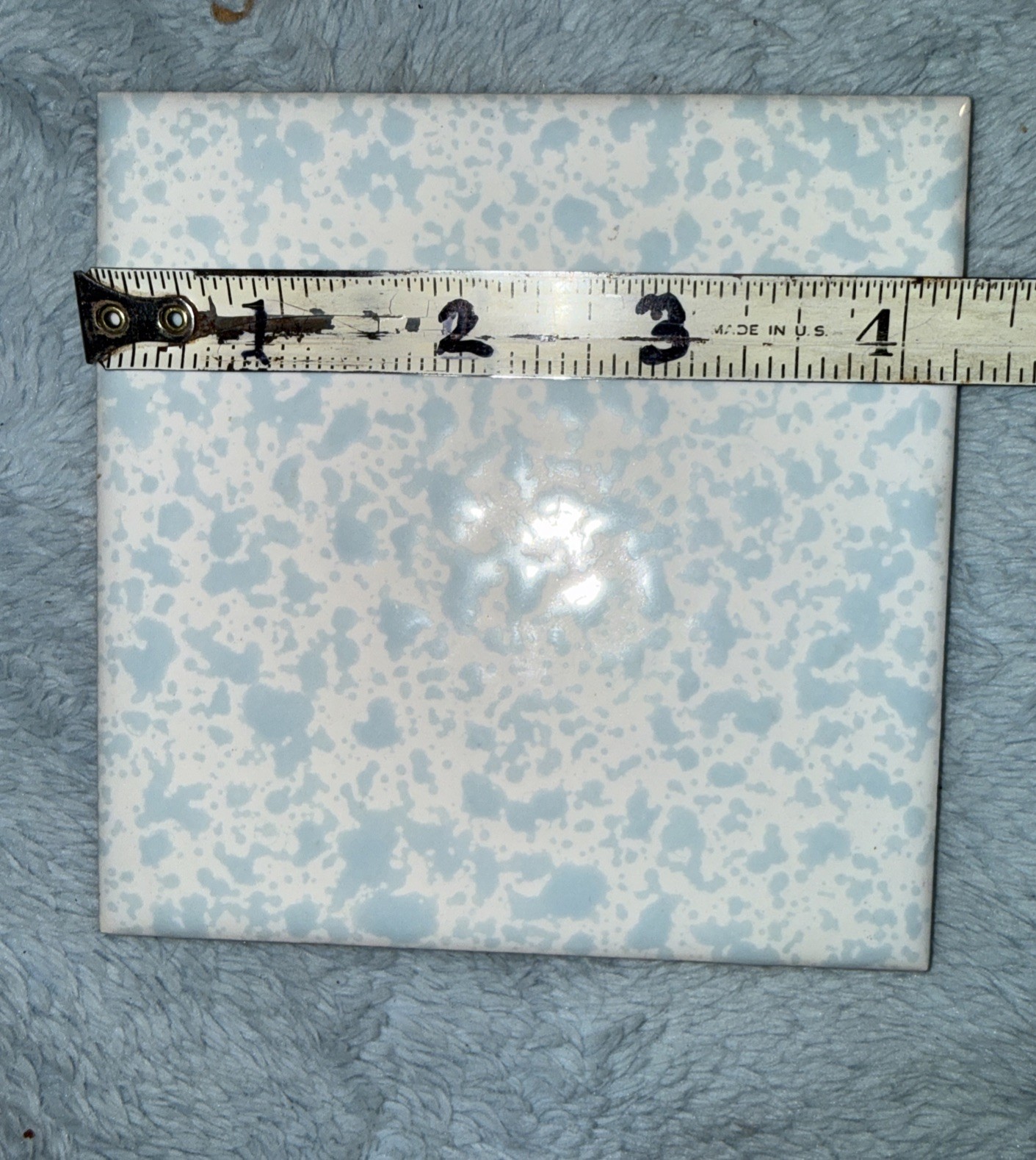 1 Wall Tile cGSc USA FT 4-3/8″ Ceramic Mottled Sky Blue on Off White Vtg