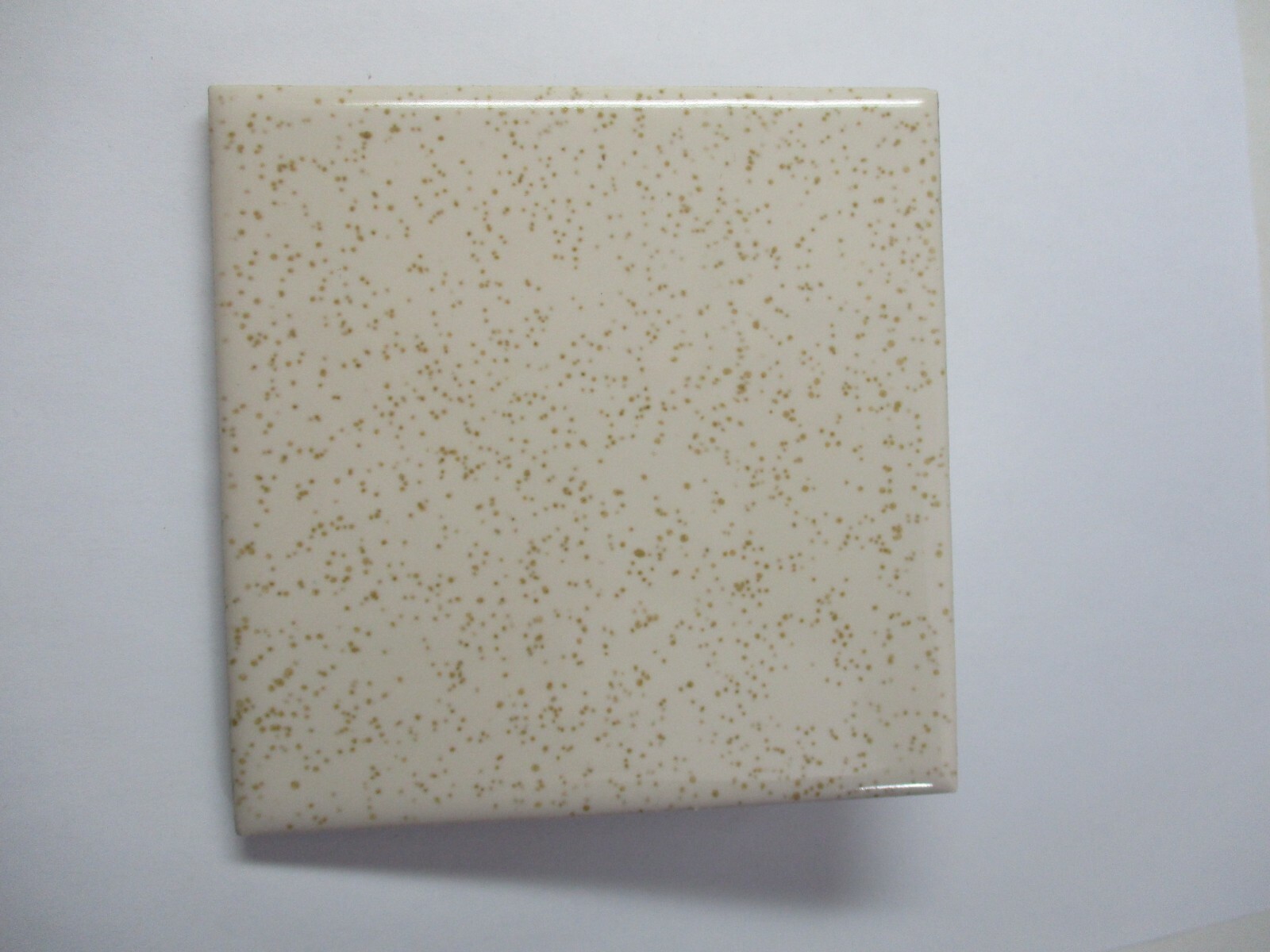 1 Wall Tile Wheeling USA 4-3/8″ Sq 1960 Gloss Brown Oatmeal on Beige Ceramic Vtg