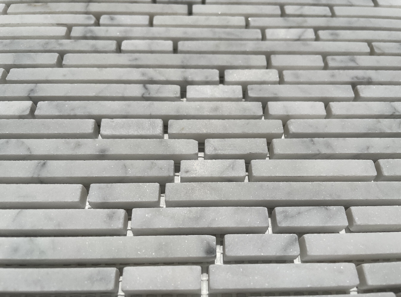 C79XH Carrara Marble Bamboo Random Strip Tile Heavy Rain Mosaic Honed Venato