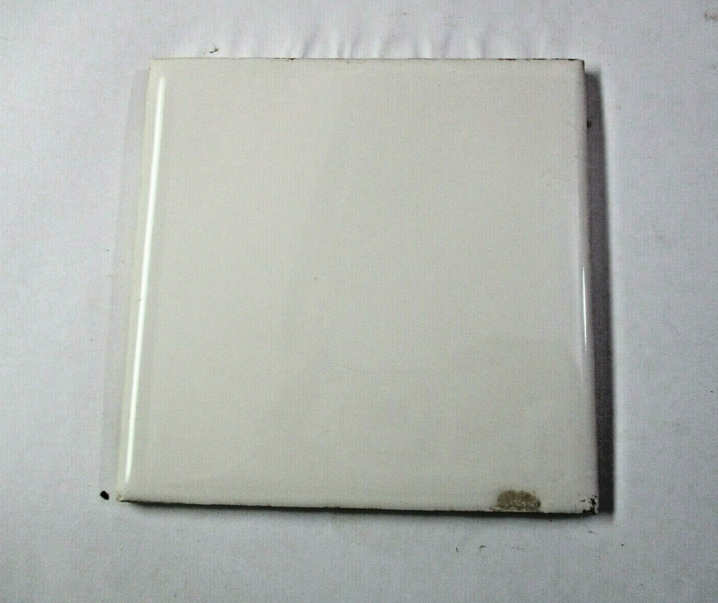 1 Tile Wheeling USA 4-3/8″ Made Imperfect Gloss Off White Ceramic Wall Field Vtg