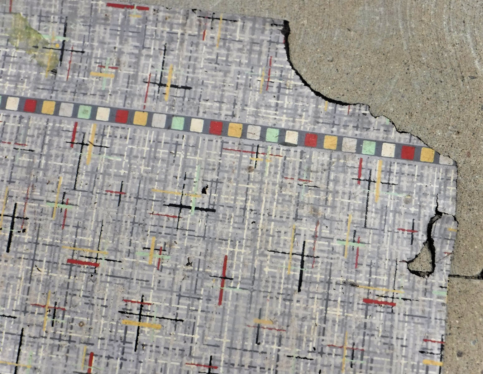 VTG~LINOLEUM FLOORING~LARGE PIECE~75″X85″~1950-60~MOVIE SET~MCM~GRAY GRID A