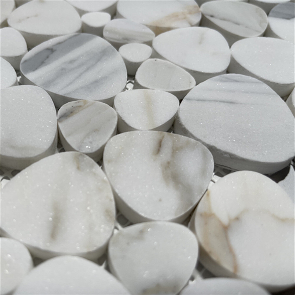 G9AXH Calacatta Gold Calcutta Marble Heart Bubble Pebble Shower Tile Honed