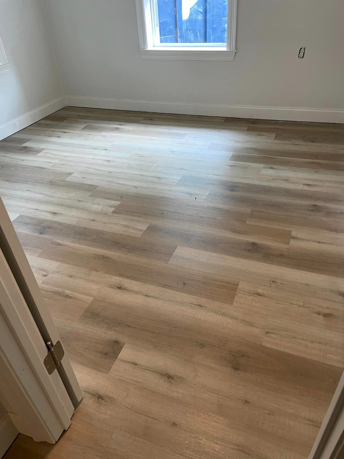 VINYL PLANK FLOORING CLICK LOCK. 5MM X 20MIL WEAR LAYER. LIFETIME WARRANTY
