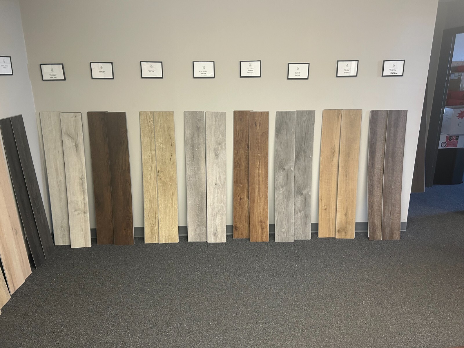 VINYL PLANK FLOORING CLICK LOCK. 5MM X 20MIL WEAR LAYER. LIFETIME WARRANTY