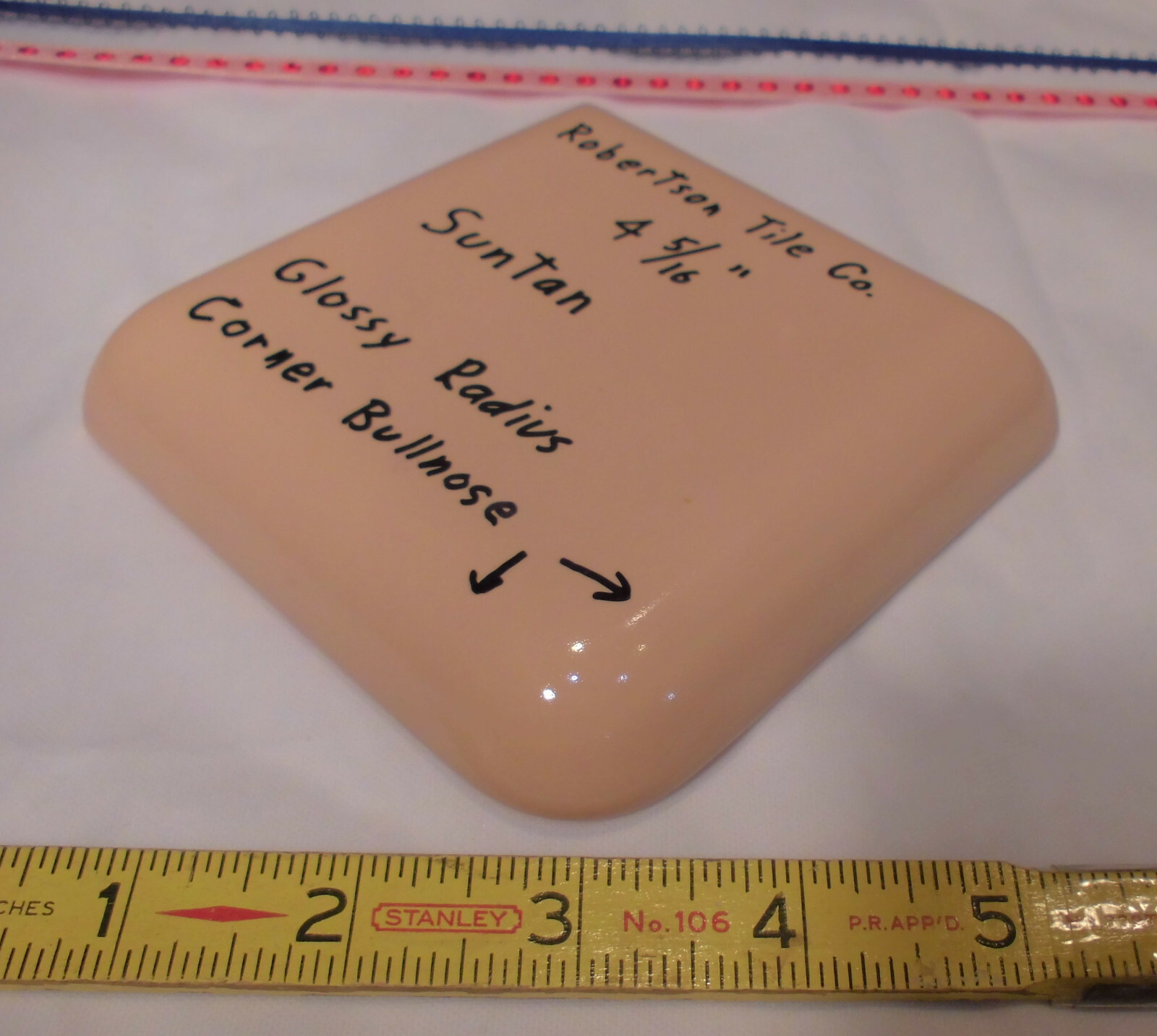 1 pc. Corner Bullnose; Suntan Glossy Ceramic Tile by Robertson 4-5/16″ Mudd Cap