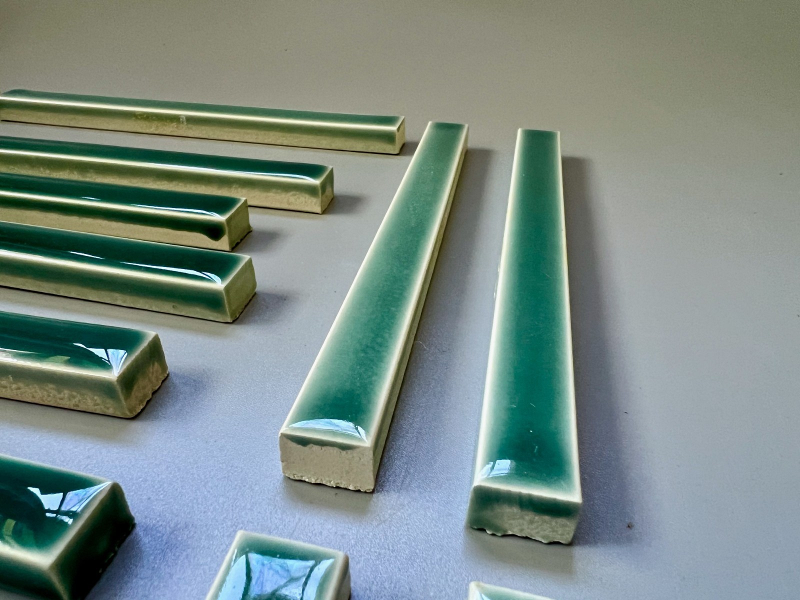 (25) Vtg Pratt Larson Ceramic Tiles Green Gloss Liner Trim Backsplash Border 6″