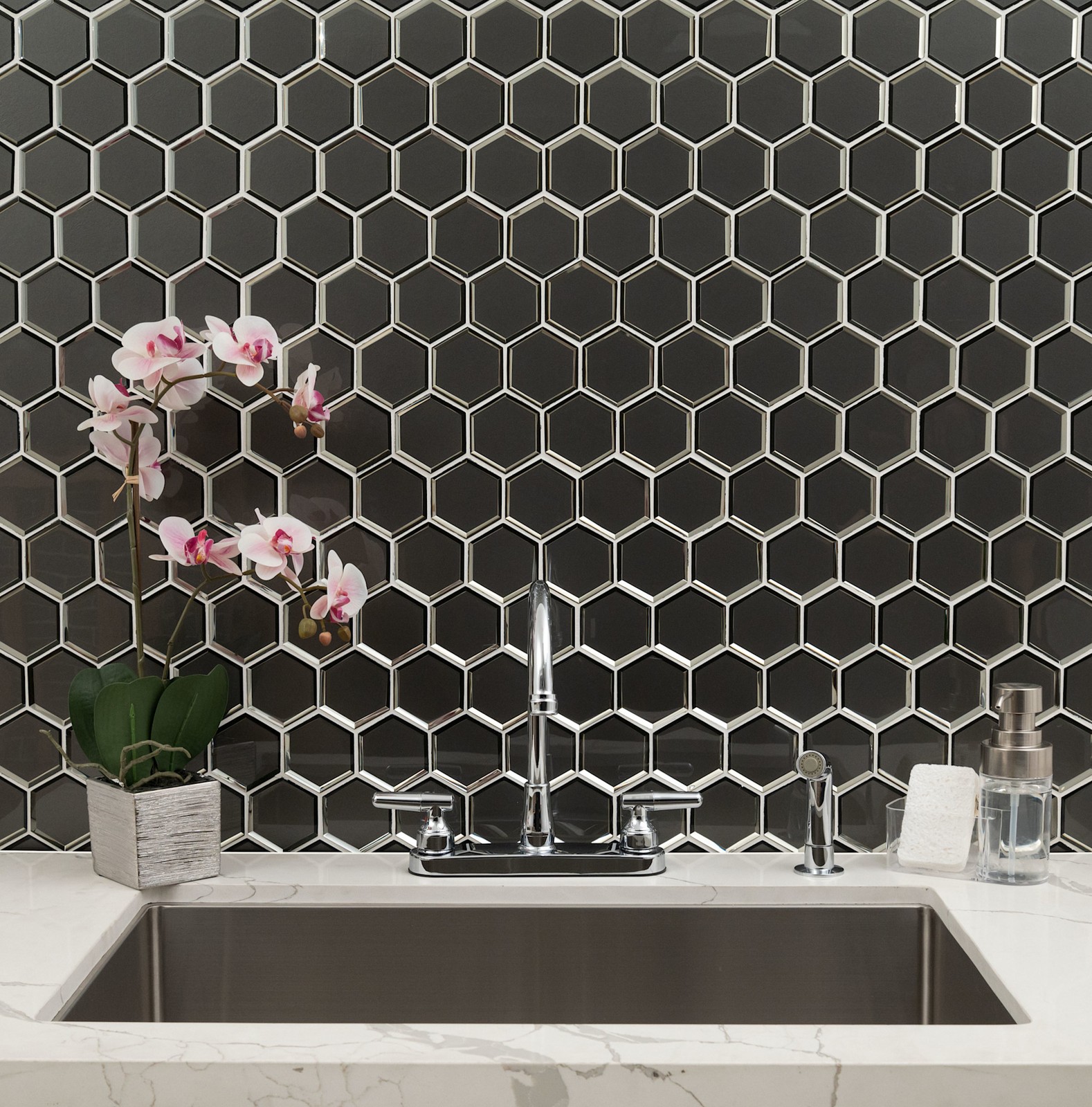Ackland AKM-G-RI3X3BHX-CA Rivella – 11″ x 12″ Glass Geometric – Sage Edge