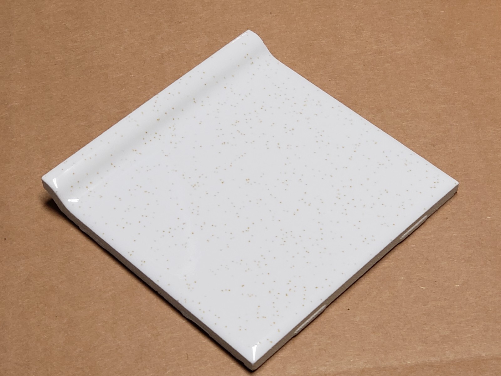 Vtg 1 1970s Romany Ceramic Cove Edge Tile – 4 1/4″ White Gold Flake Glossy NEW