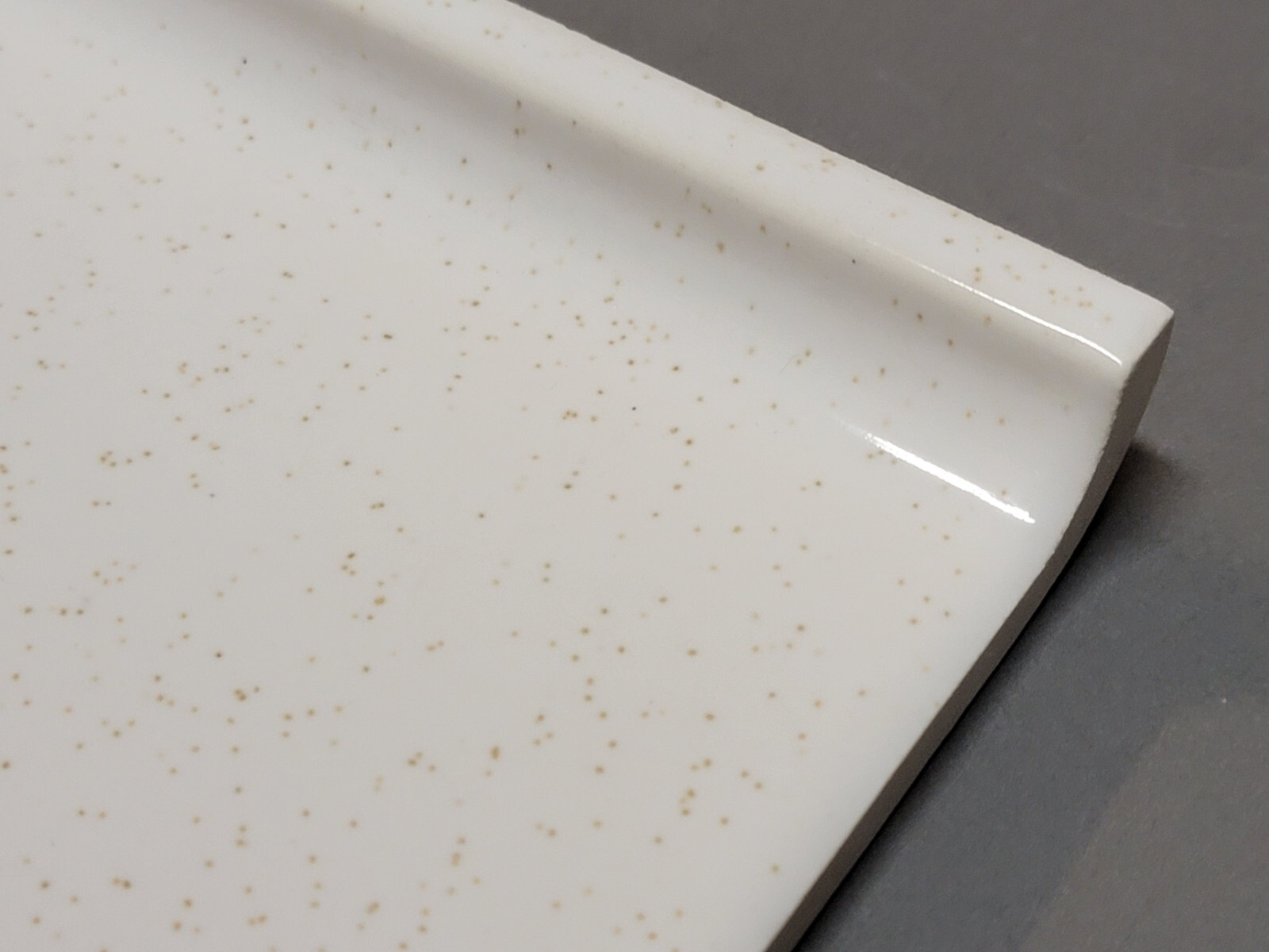 Vtg. 1960s Tilecrest Ceramic Cove Edge Tile 4 1/4″ White Gold Flake Glossy NEW
