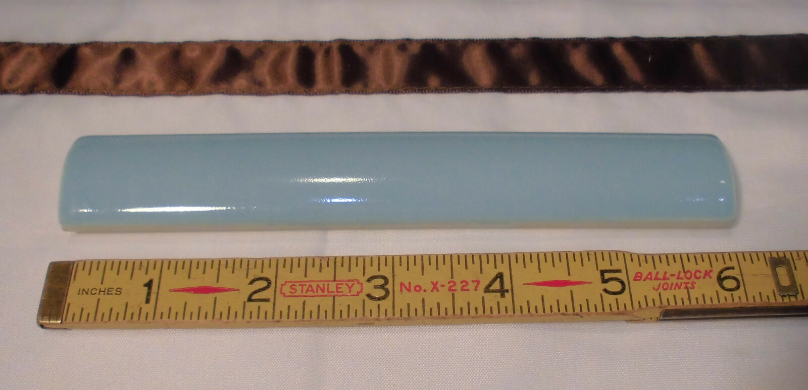 1 pc. *Sky Blue* Ceramic Outside Corner / Quarter Round Tile 1″ X 6″ NOS