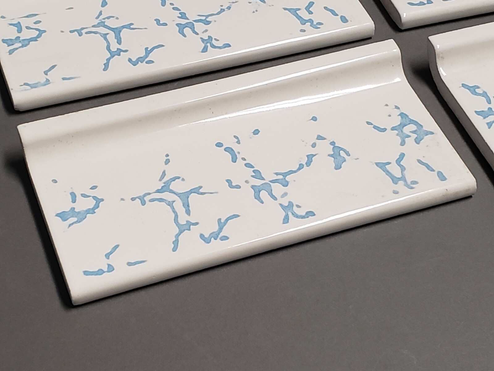 Vtg 4 Ceramic Tiles – Gloss White w/Blue Veins Cove Edge Wide 6 1/8″ x 4″ NEW