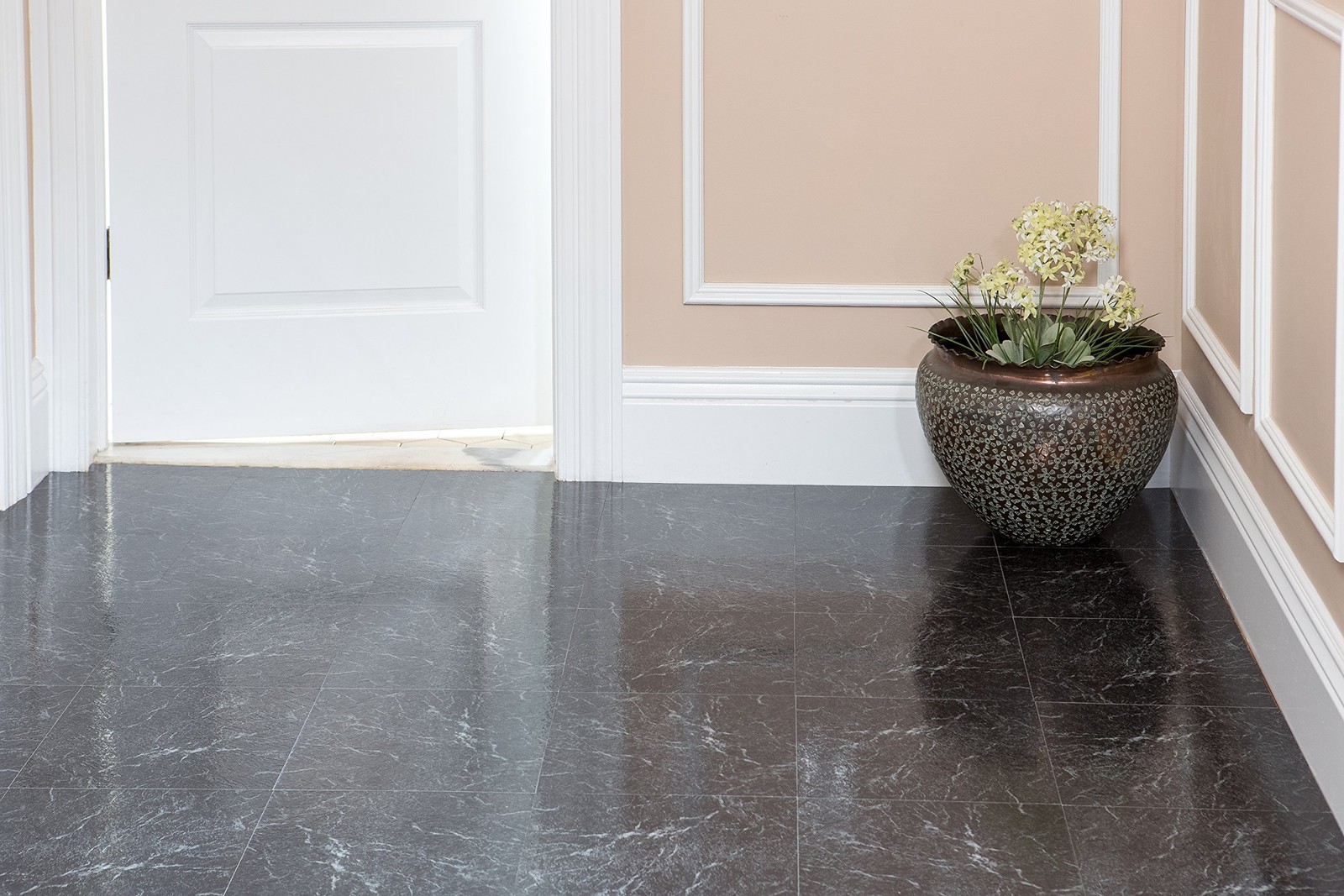 Nexus Self Adhesive 12-Inch Vinyl Floor 20 – 12 X 12 Black W/White Vein Marble