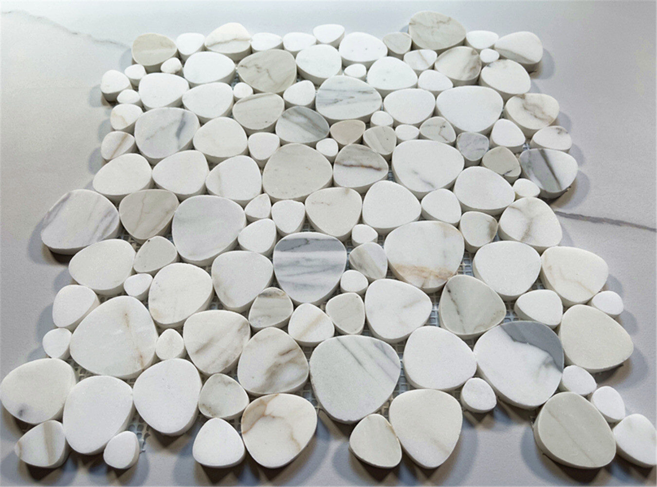 G9AXH Calacatta Gold Calcutta Marble Heart Bubble Pebble Shower Tile Honed