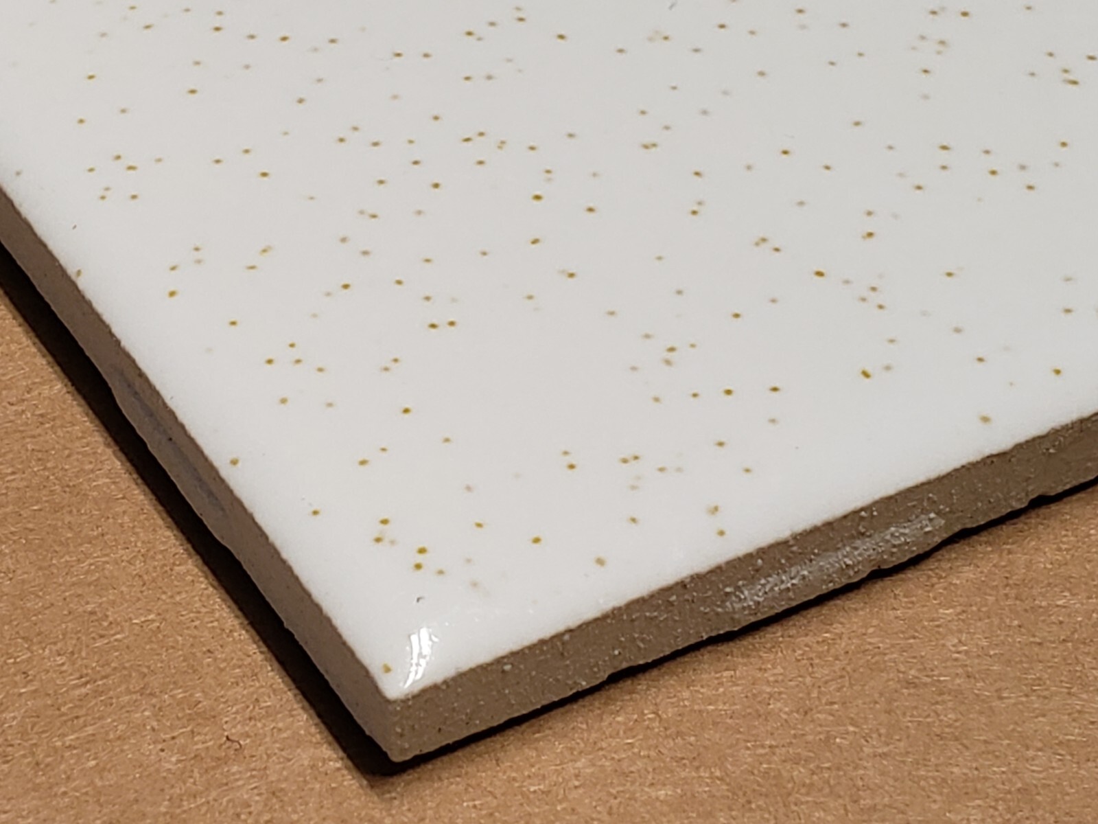 Vtg 1 1970s Romany Ceramic Cove Edge Tile – 4 1/4″ White Gold Flake Glossy NEW
