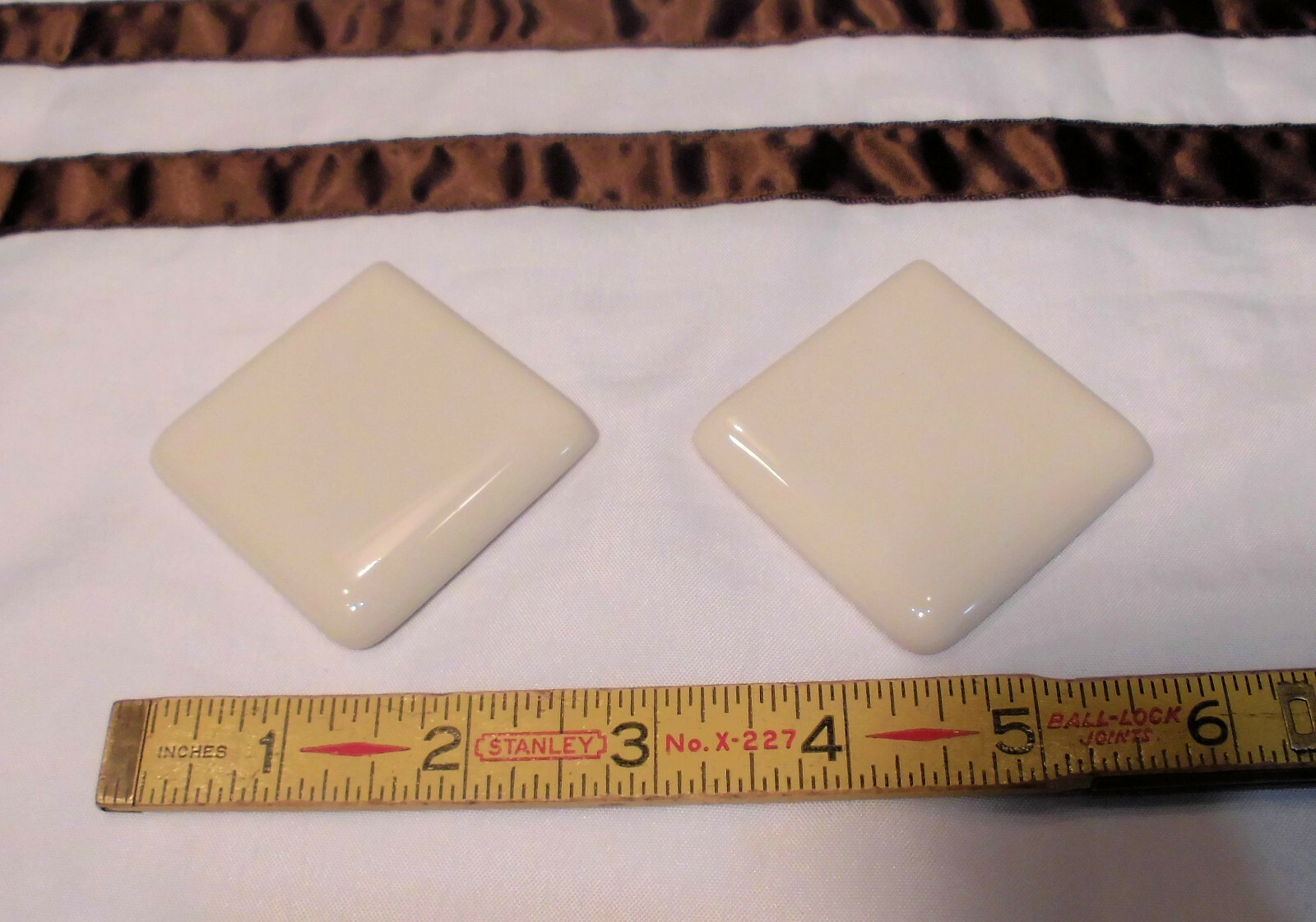 2 pcs. Glossy Biscuit 2″ X 2″ X 5/16″ Ceramic Surface Bullnose Corner Tiles NEW