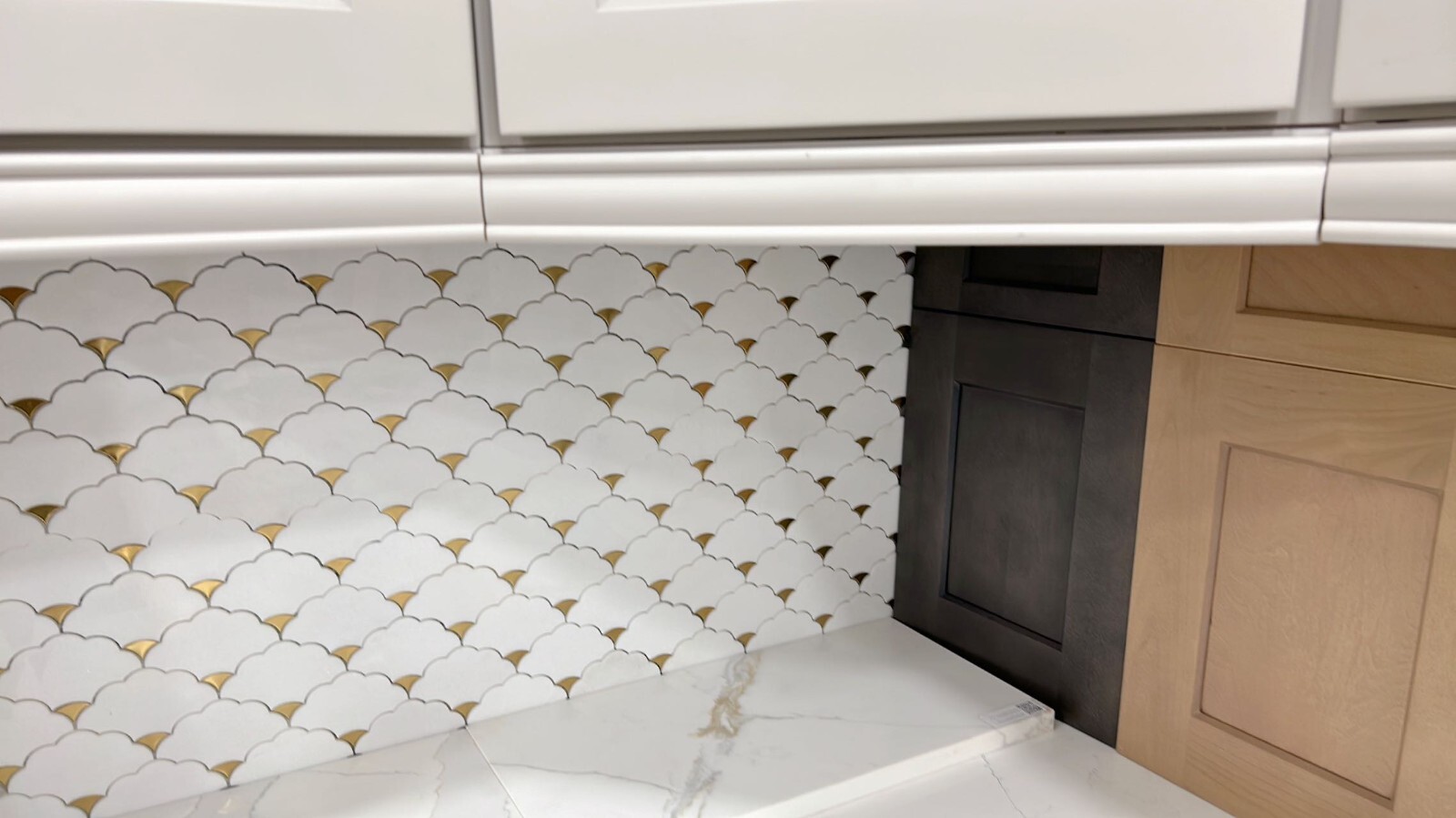 S66 White/Gold Marble Wave Mosaic Tile Kitchen Bathroom Polished, 7 sheets