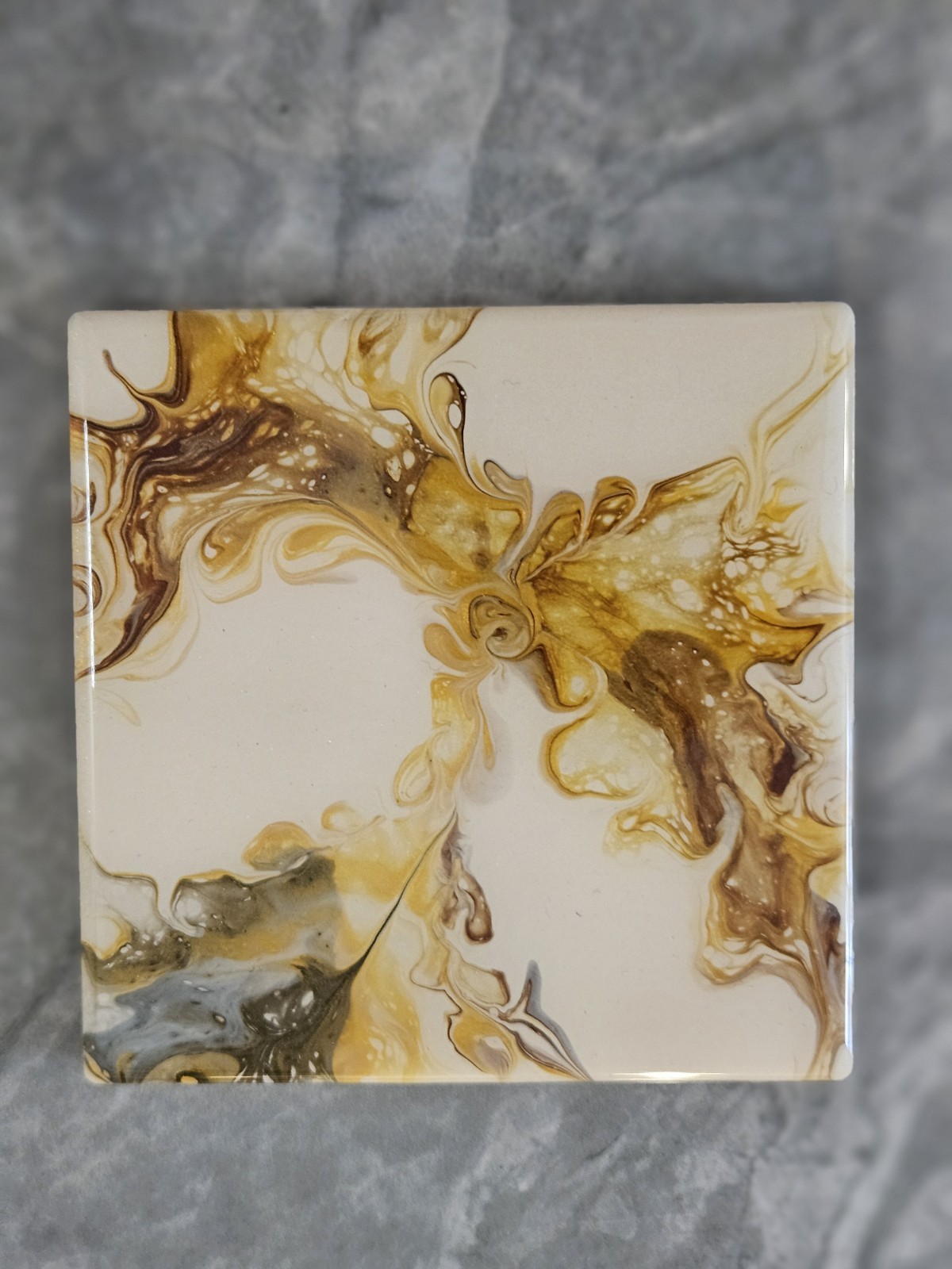 Lg 24×36 Beautiful epoxy resin coated floral dutch pour/w matching coasters.