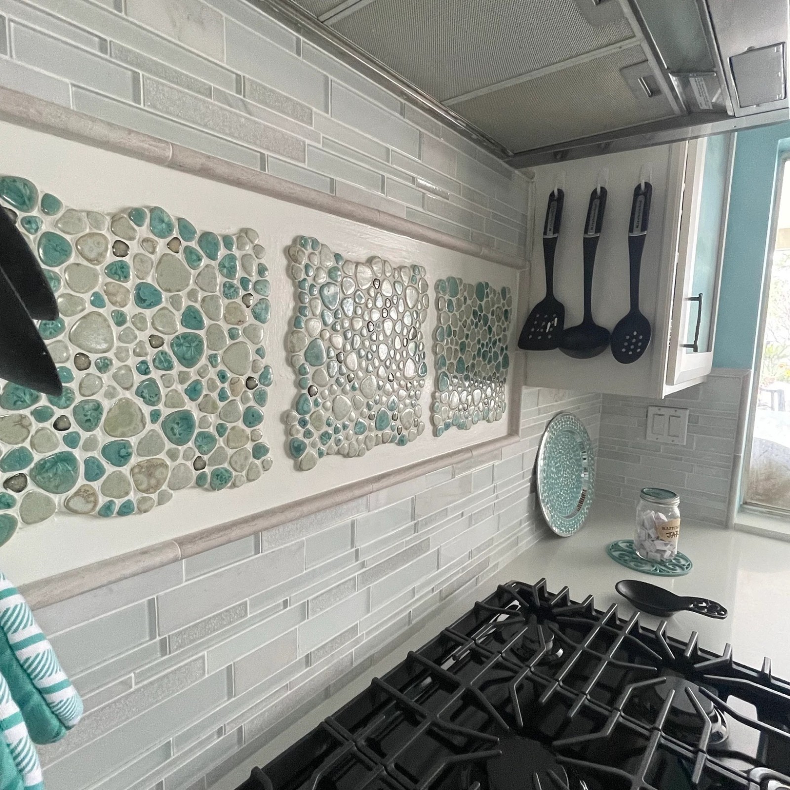 Porcelain Pebble Tile Heart-Shape Glazed Ceramic Mosaic Shower Wall & Floor Tile