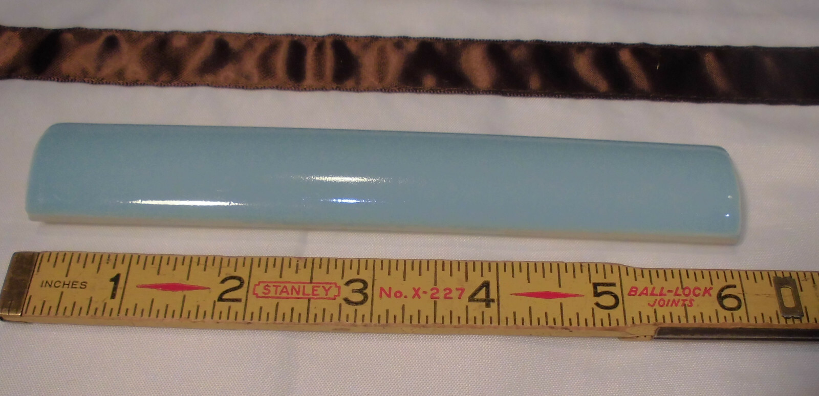 1 pc. *Sky Blue* Ceramic Outside Corner / Quarter Round Tile 1″ X 6″ NOS