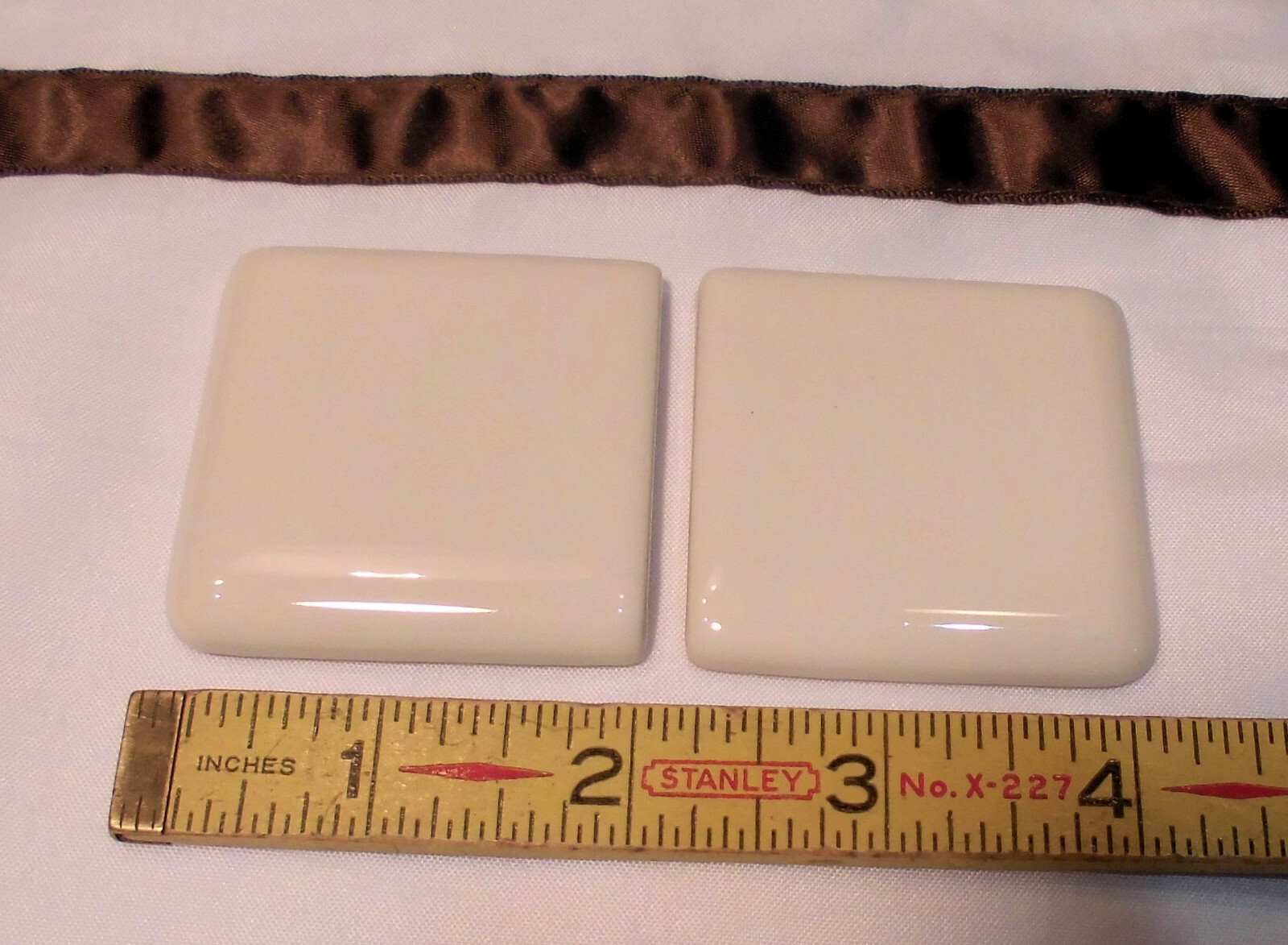 2 pcs. Glossy Biscuit 2″ X 2″ X 5/16″ Ceramic Surface Bullnose Corner Tiles NEW