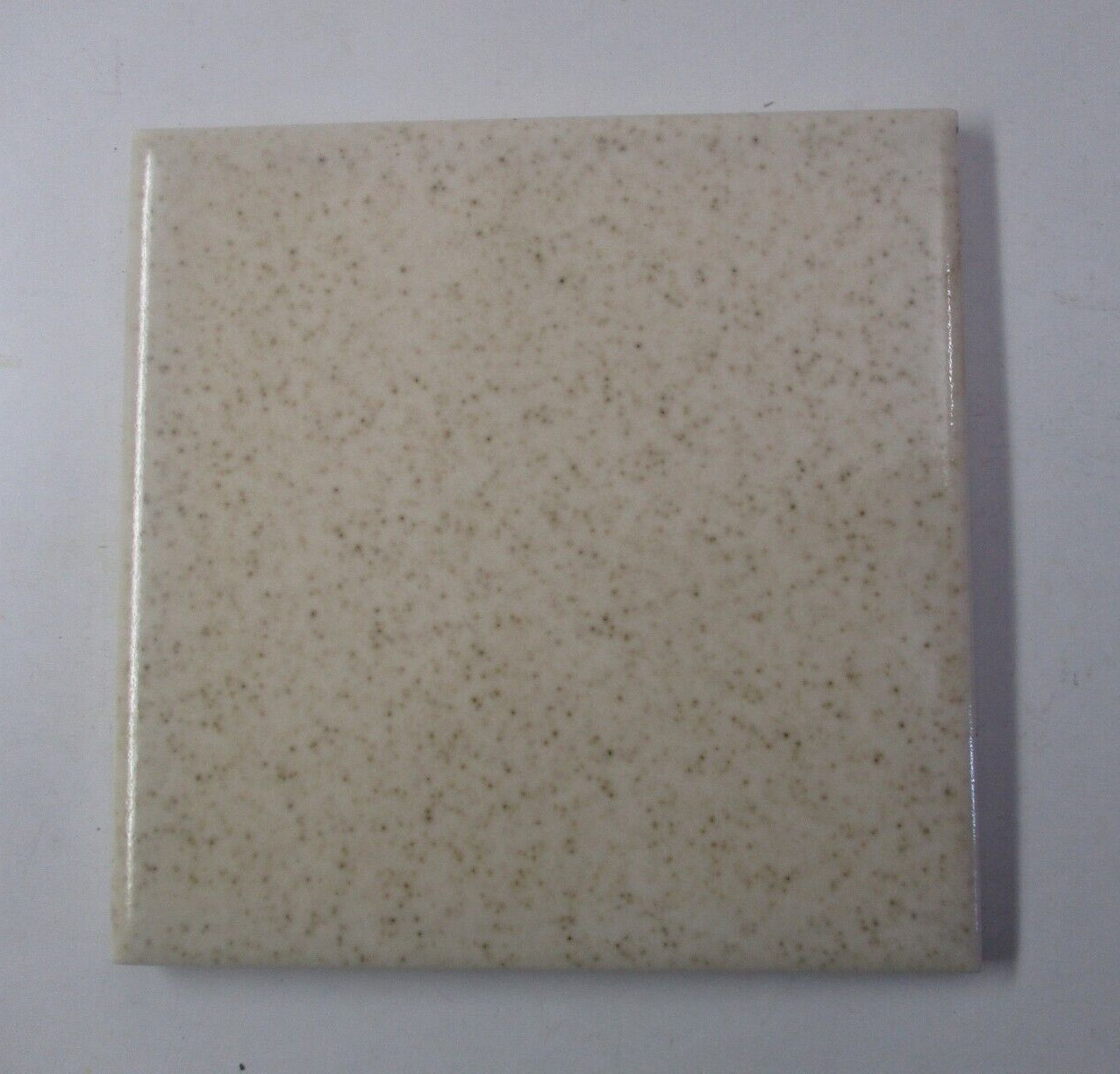 1 Wall Tile Atco USA 4-3/8″ Gloss Brown Speckles on Beige Ceramic 1950 Retro Vtg