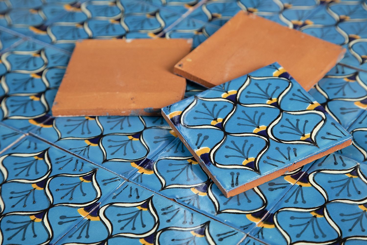 Mexican Mosaic Tiles 4×4 – Ceramic Tile Set in Unified Design Talavera – Juanma