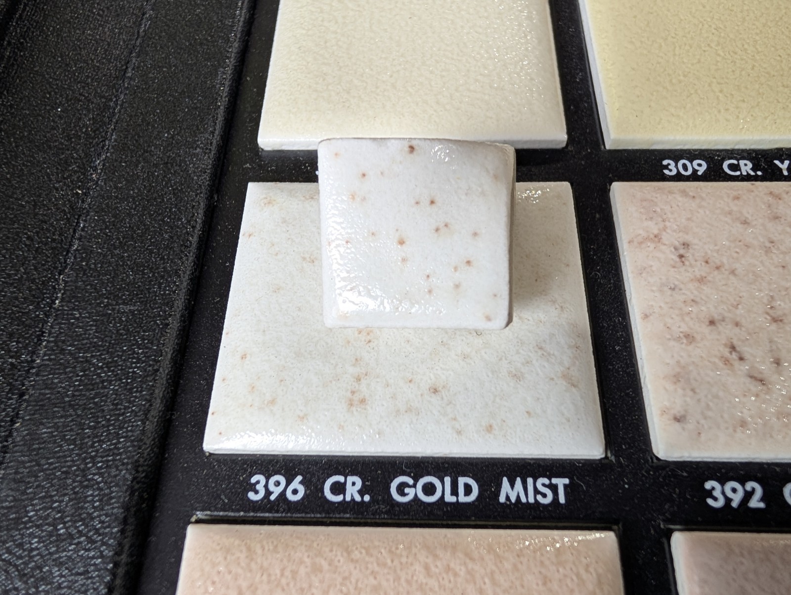 1 Pc AK106 American Olean Tile Trim – Quarter Round Inside Corner Gold Mist #396