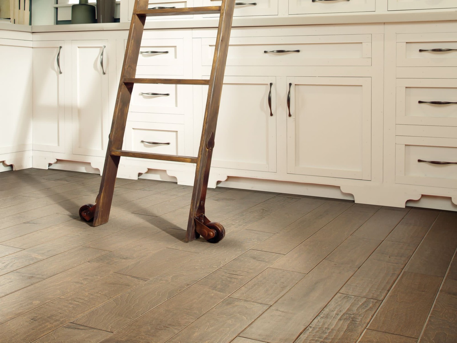 Shaw SW547 Yukon Maple 5″W Heavy Scraped Engineered Hardwood – Buckskin