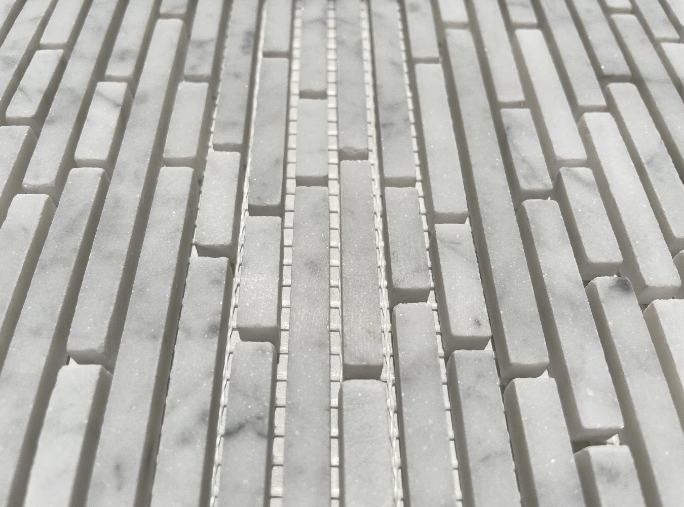 C79XH Carrara Marble Bamboo Random Strip Tile Heavy Rain Mosaic Honed Venato
