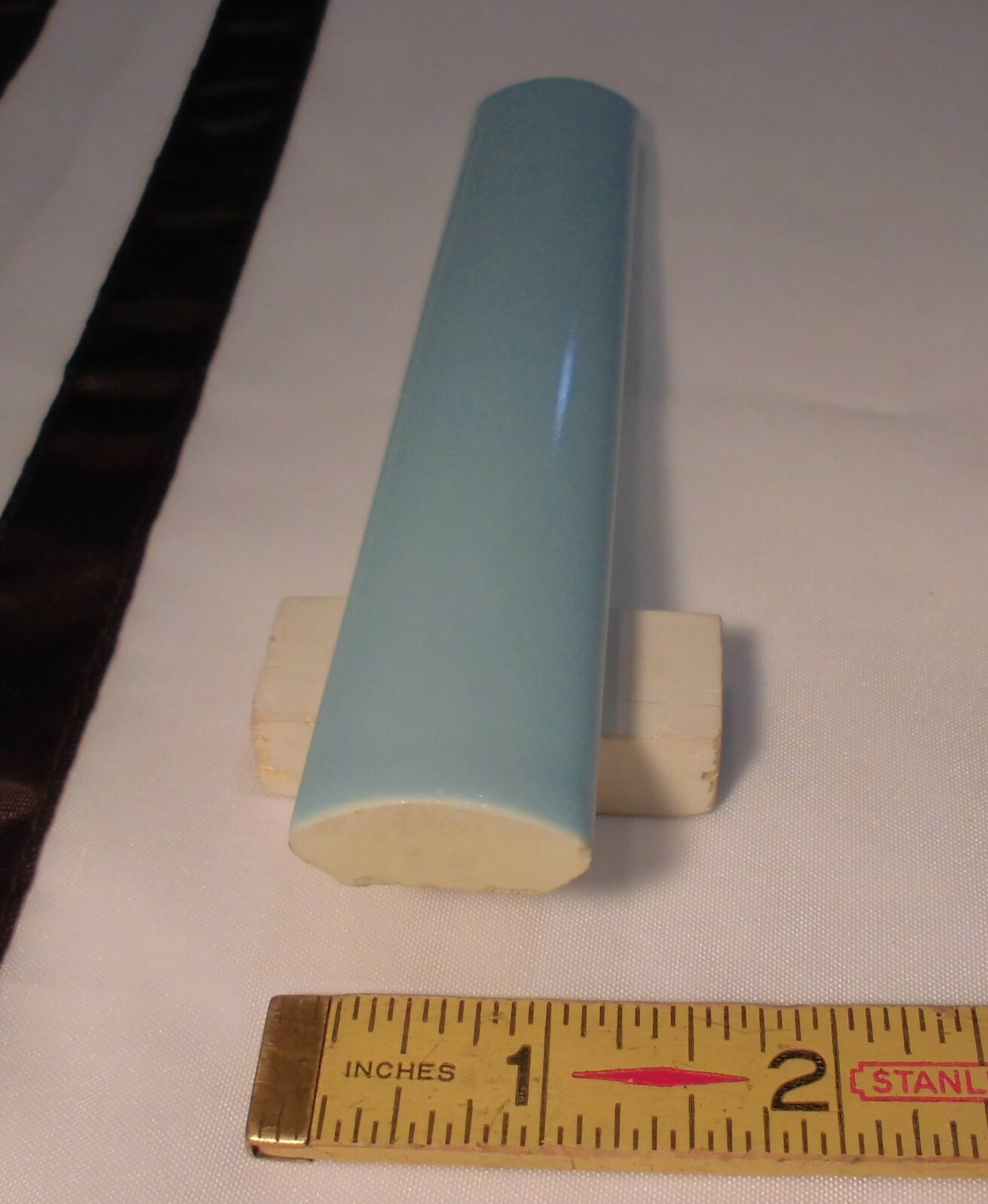 1 pc. *Sky Blue* Ceramic Outside Corner / Quarter Round Tile 1″ X 6″ NOS