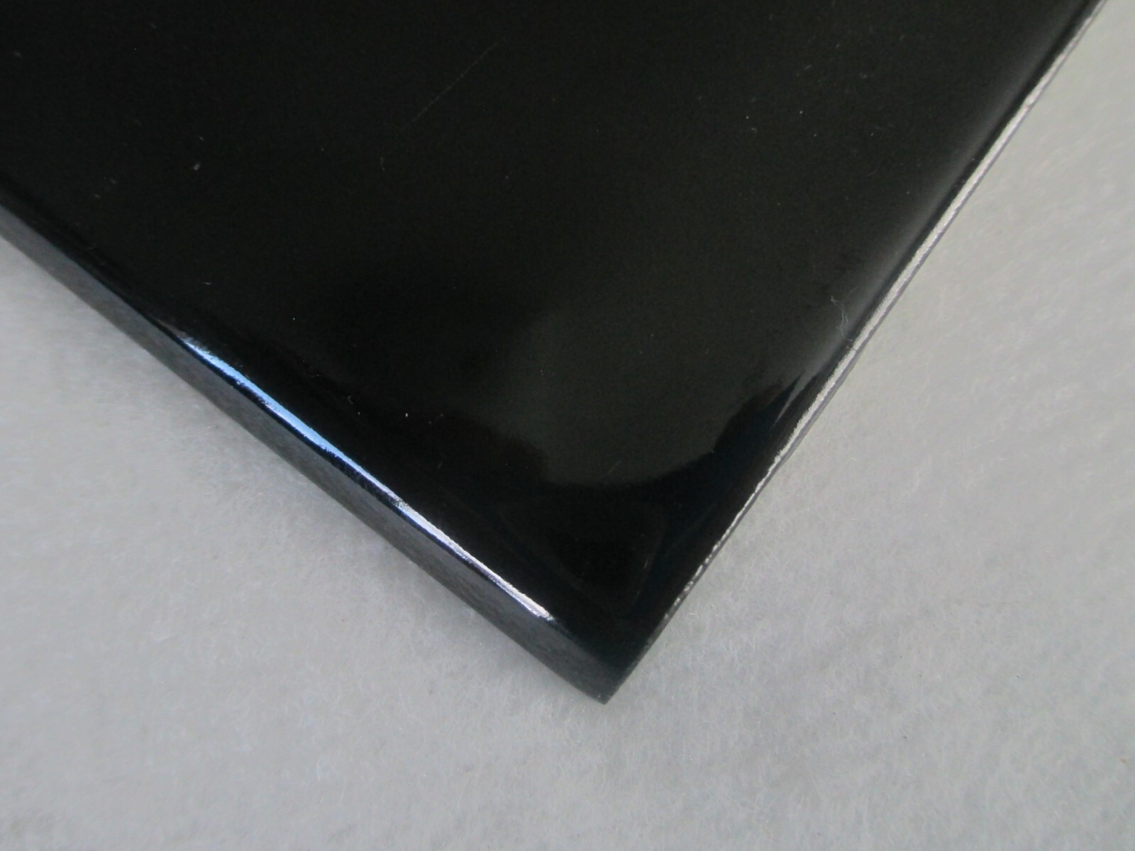 VINTAGE JET BLACK GLOSS CERAMIC BULLNOSE EDGE WALL TILE 4 1/4″ X 4 1/4″