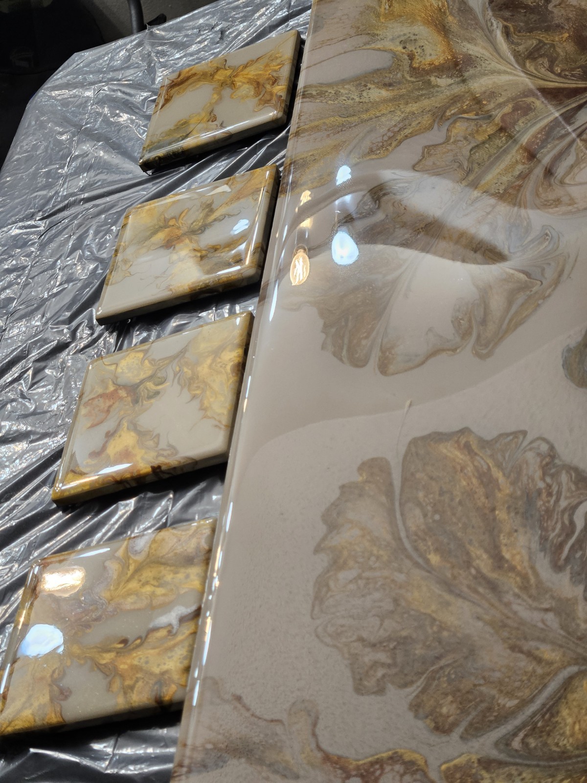 Lg 24×36 Beautiful epoxy resin coated floral dutch pour/w matching coasters.