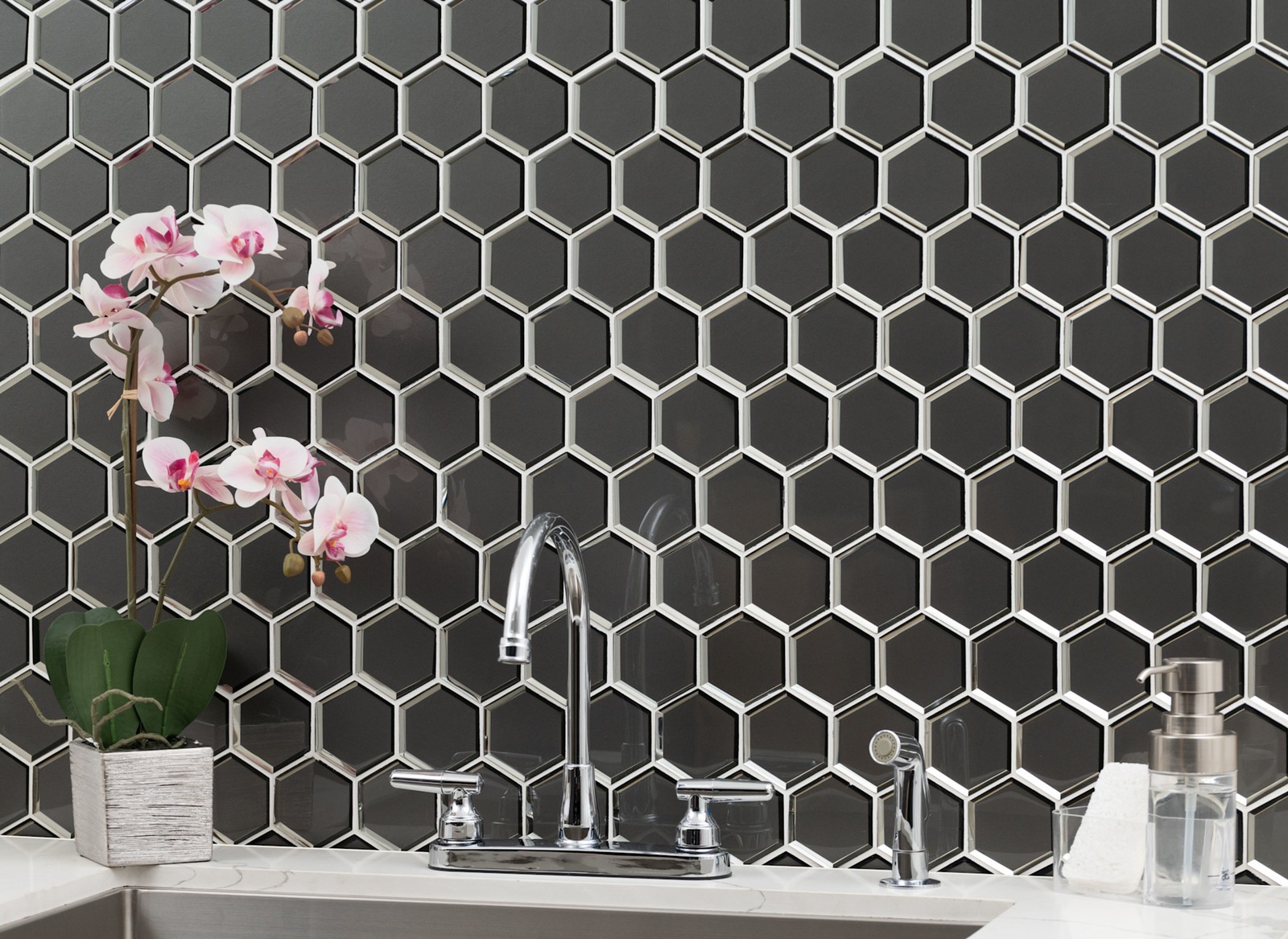 Ackland AKM-G-RI3X3BHX-CA Rivella – 11″ x 12″ Glass Geometric – Sage Edge