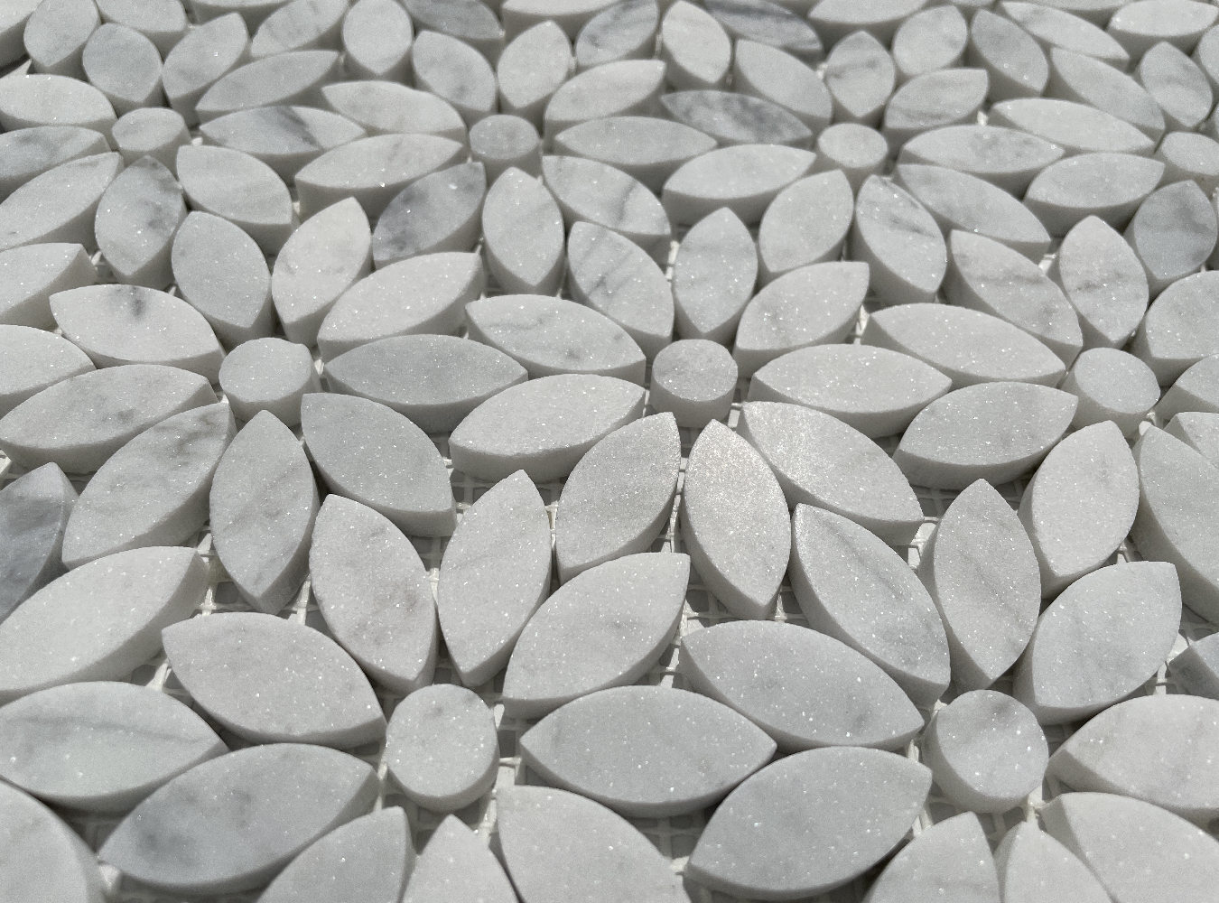C9D0XH Carrara Venato Carrera Marble Daisy Flower Pattern Mosaic Tile Honed