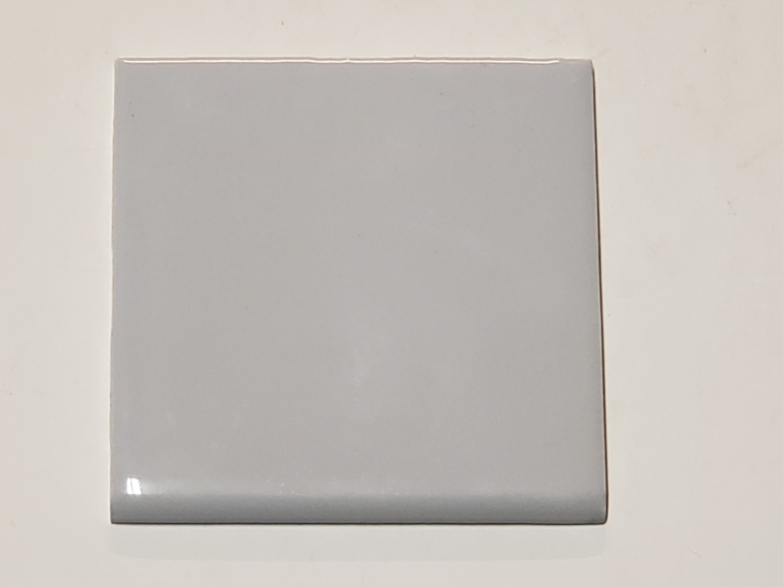 Vtg 1 pc. Wenczel Ceramic Tile – Light Gray Glossy – 4 5/16″ BULLNOSE NEW NOS