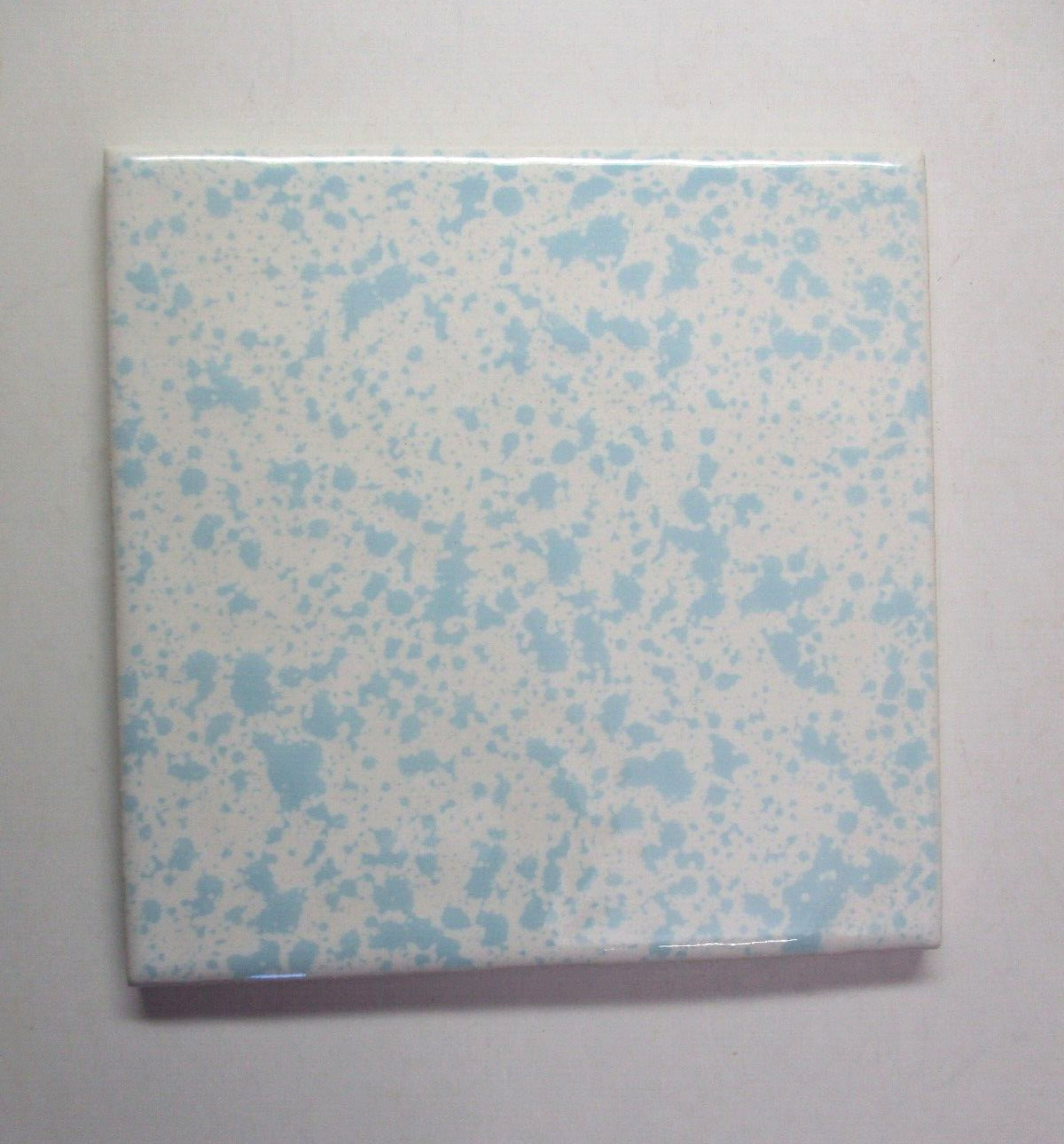 1 Wall Tile Florida USA FT 4-3/8″ Ceramic Mottled Sky Blue on Off White Vtg MCM
