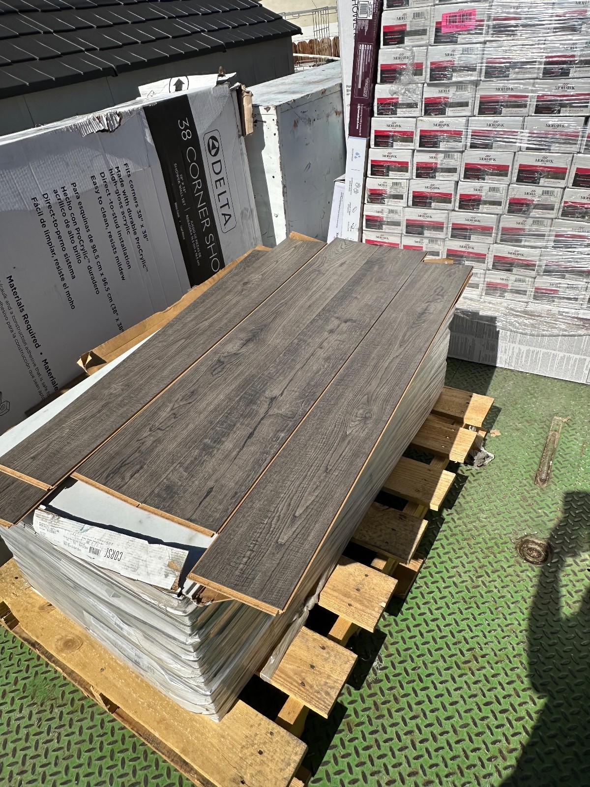 70 cs pallet Landfall Scraped Oak Mohawk Laminate Flooring, 18.14 Sf cs