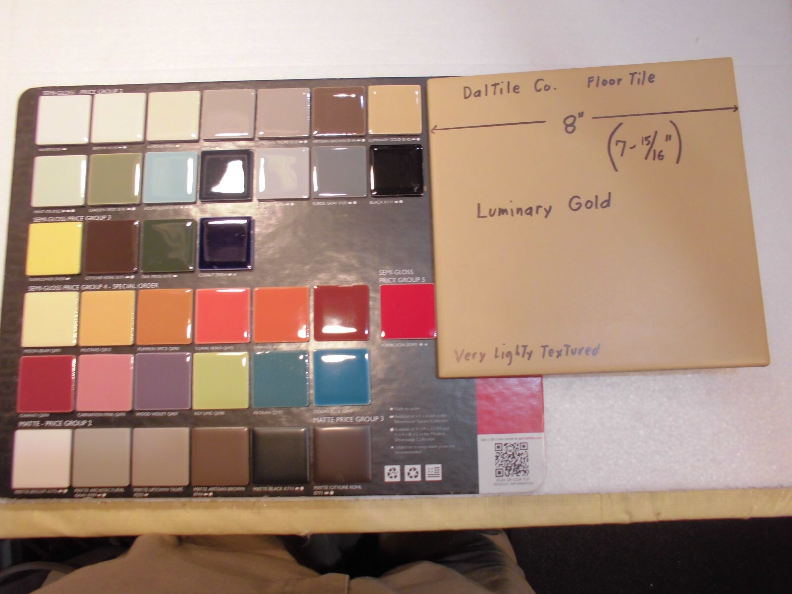 1 pc. Pale Yellow – Gold Color: Daltile Co. Ceramic Floor Tile: 8″ X 8″ NEW