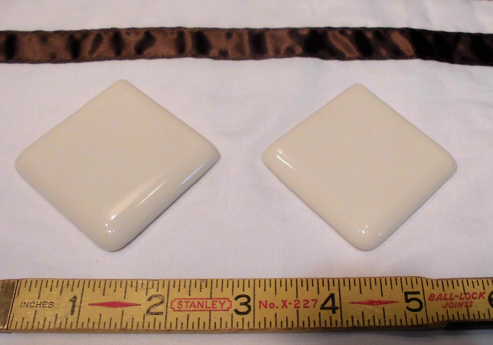 2 pcs. Glossy Biscuit 2″ X 2″ X 5/16″ Ceramic Surface Bullnose Corner Tiles NEW