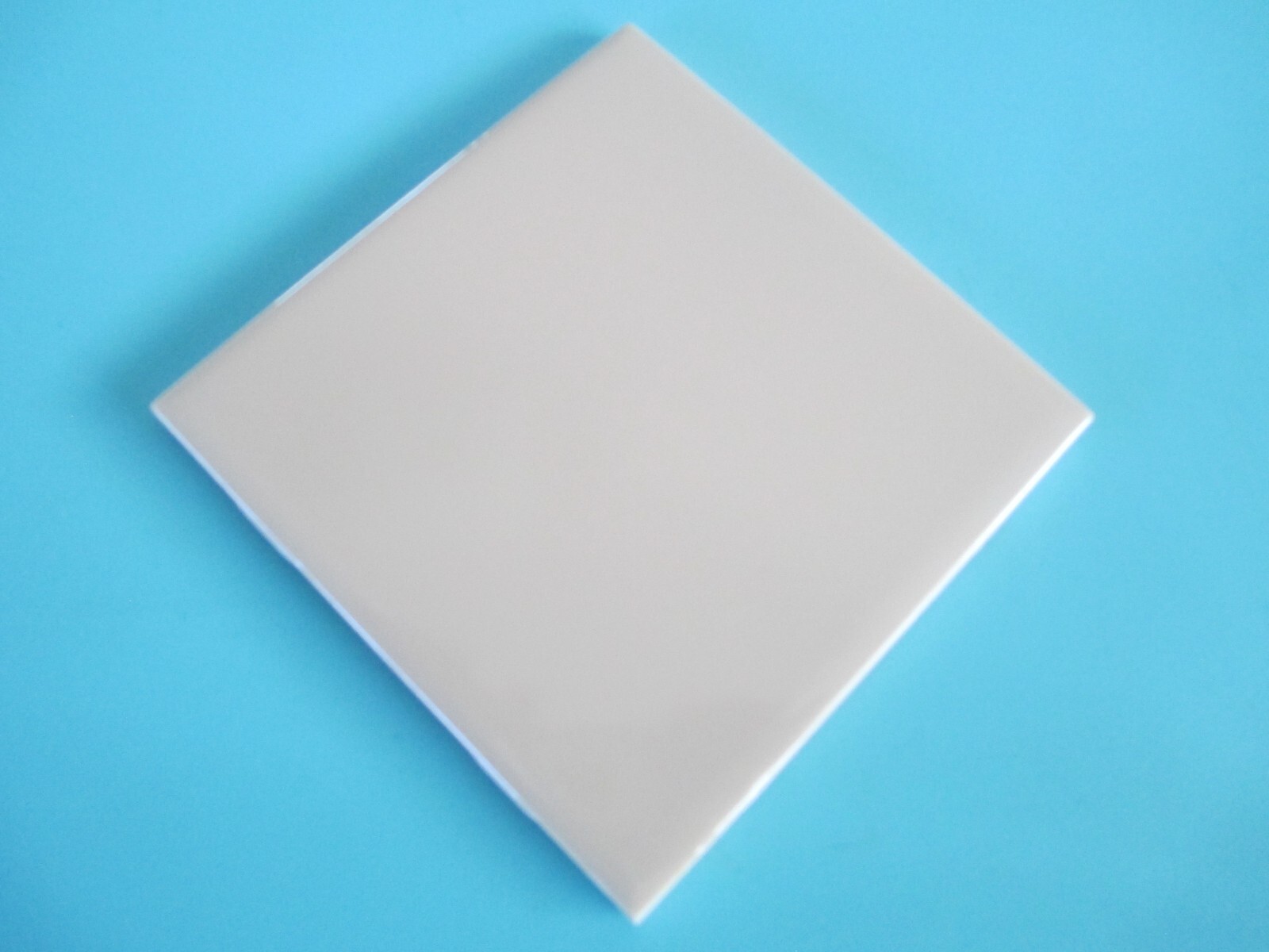VINTAGE LIGHT TAN GLOSS CERAMIC SQUARE WALL TILE 4 1/4″ X 4 1/4″