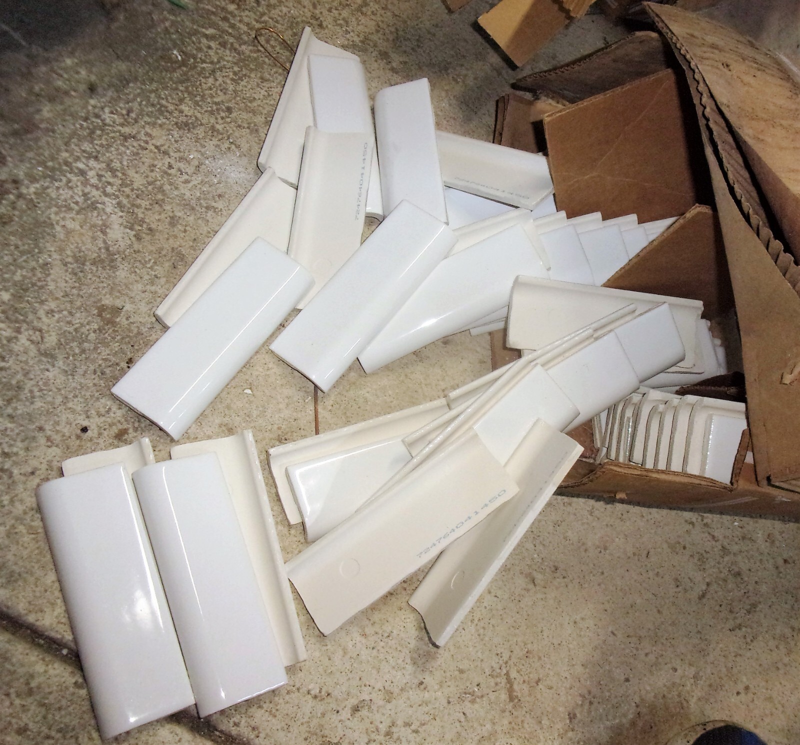Lot of 4 NOS US Ceramic Tiles Co U072 A4200 Snow White 2″ x 6″ Radius Cap Bright
