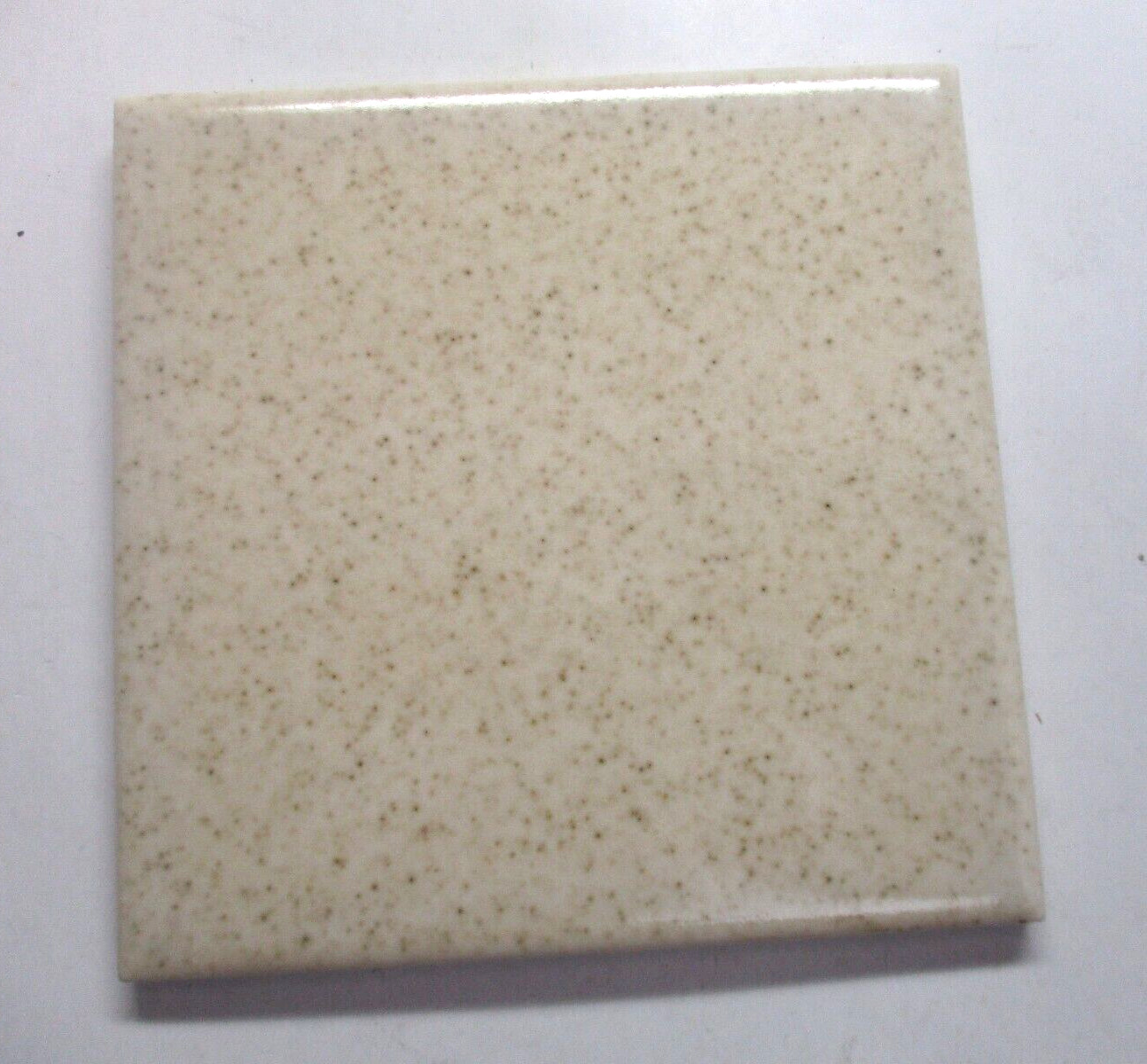 1 Wall Tile Atco USA 4-3/8″ Gloss Brown Speckles on Beige Ceramic 1950 Retro Vtg