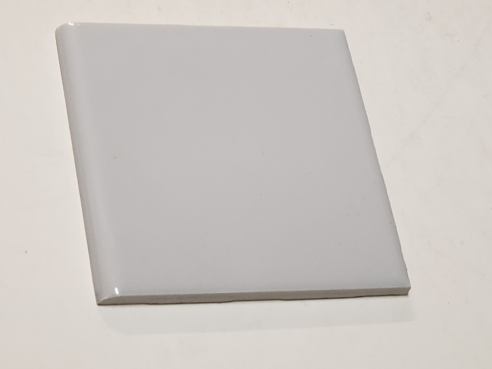 Vtg 1 pc. Wenczel Ceramic Tile – Light Gray Glossy – 4 5/16″ BULLNOSE NEW NOS