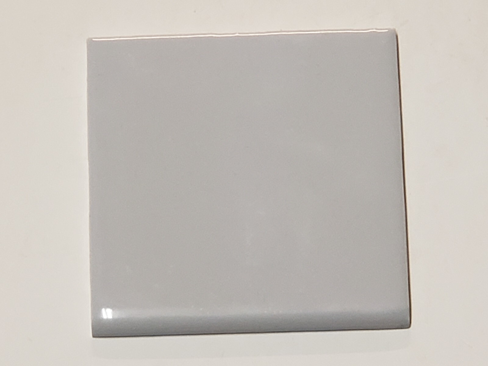 Vtg 1 pc. Wenczel Ceramic Tile – Light Gray Glossy – 4 5/16″ BULLNOSE NEW NOS