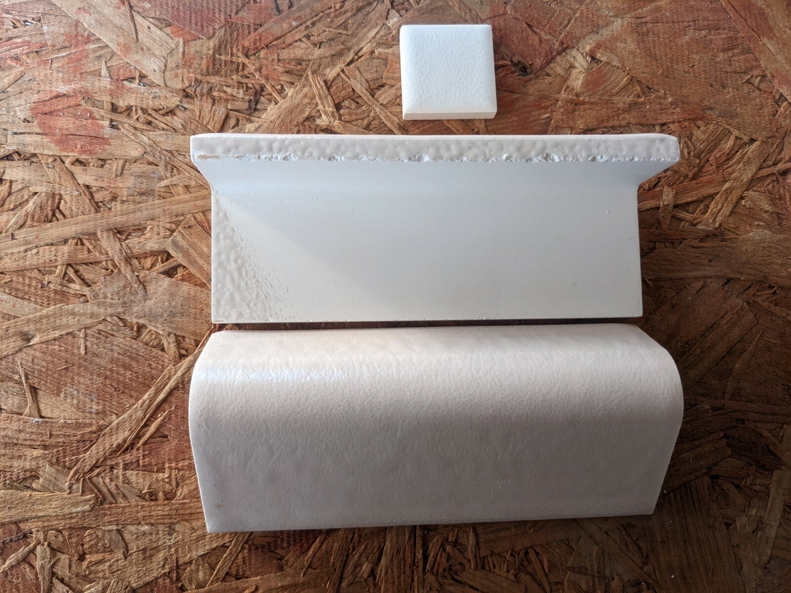 2 pcs American Olean Vintage 379 Crystalline Shell V cap A8262 Tiles 2″ X 6″ USA